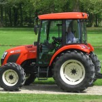 Tractor Kioti model RX6010 vedere din mers lateral dreapta