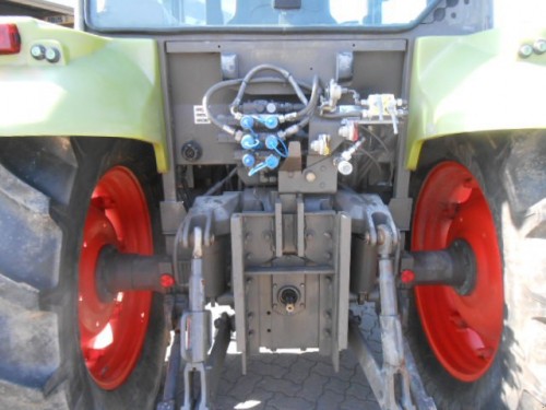 tractor Claas Celtis vedere din spate cu detaliu dispozitiv de remorchare